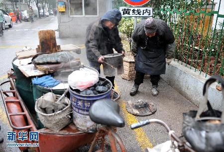 （草根故事）（2）年近九旬自食其力　“烤梨爷爷”感动南京