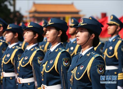     5月12日，我军首批三军女子仪仗兵亮相外交礼仪，接受中外领导人检阅。身着07式礼宾服的13名仪仗队女兵分列在军旗组和陆军、海军和空军军种之中，与男仪仗兵一起伴随检阅曲，手持礼宾枪接受检阅。 新华社记者庞兴雷 摄