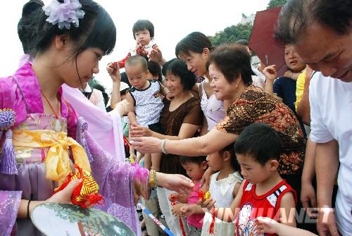 6月7日，身着汉服的青年男女低头为汶川大地震遇难同胞默哀。 当日，福州市仓山区在仓前公园举行戊子年端午祭屈原仪式，组织了宣读祭文、齐诵屈原名篇、行拜礼、投粽子、赠香囊等活动。