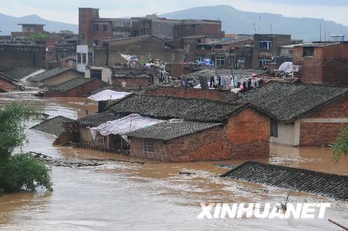 6月13日，广西鹿寨县鹿寨镇大片民房被淹。由于普降暴雨，广西鹿寨县发生严重洪灾，大片民房被淹。国家防总已派人抵达该县指导抗洪救灾。 