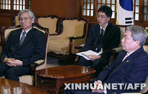 7月14日，韩国外交通商部长官柳明桓（右）在首尔召见日本驻韩国大使大岛正太郎（左）。韩国外交通商部发言人文太暎当日发表声明，强烈抗议日本在当天公布的中学教科书指导手册中将独岛（日本称“竹岛”）表述为日本领土，并要求日本立即对有关内容进行修正。韩国外交通商部将采取召回韩国驻日本大使和召见日本驻韩国大使这两项外交措施，就此问题向日本政府表示强烈抗议。 新华社/法新 