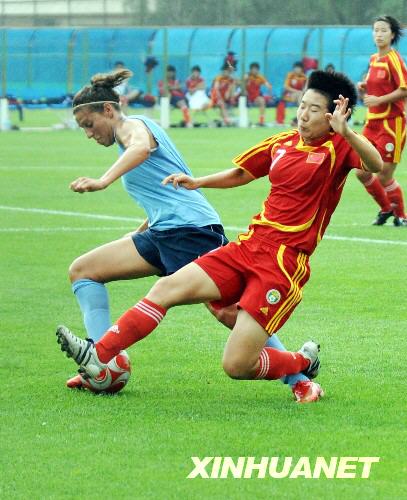  7月30日，中国女足队员毕妍（右）在比赛中与美国女足队员拼抢。当日，为备战北京奥运会，在秦皇岛训练的中国女足与美国女足进行了一场教学赛，中国队以0比0与美国队战平。