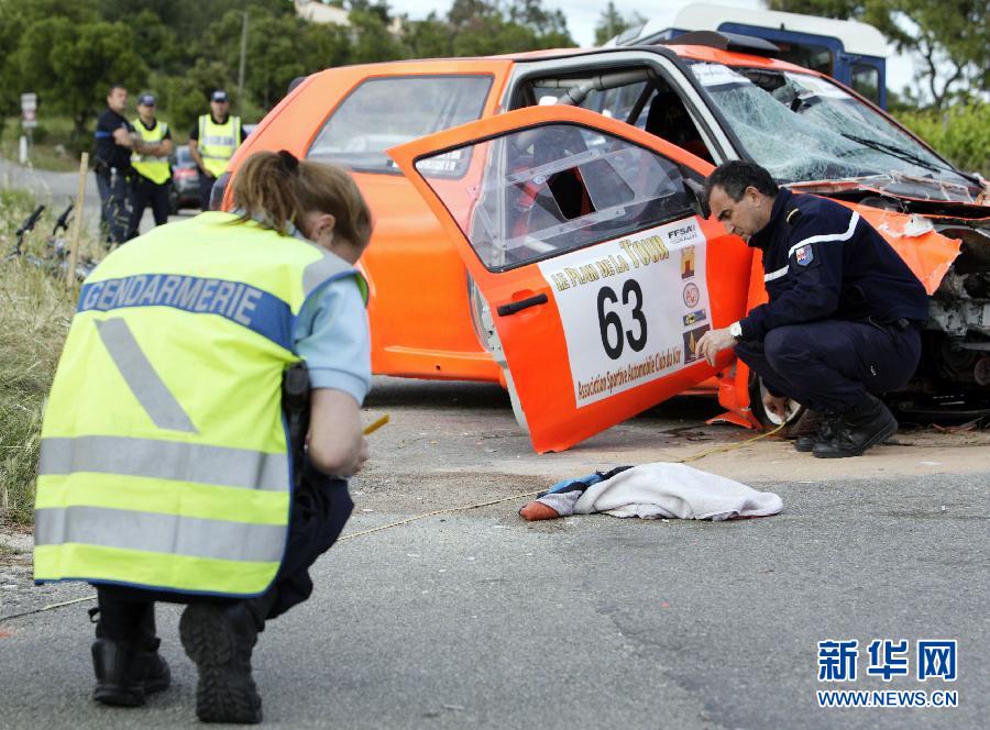 （体育）（3）汽车——法国拉力赛发生惨剧 赛车冲入人群二死十七伤