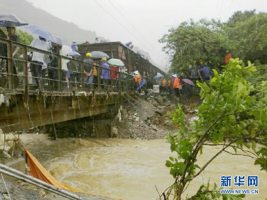 （突发事件）（3）南昆铁路因暴雨冲毁道床行车中断 已造成6趟客车晚点