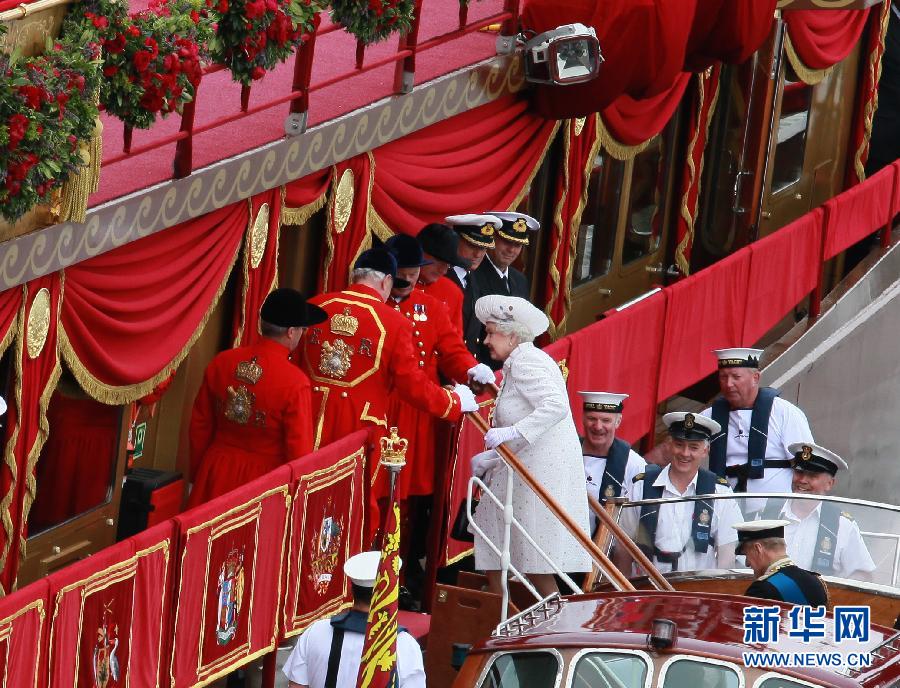 （国际）（1）英女王登基60周年庆：皇室成员登上“王室之舟”