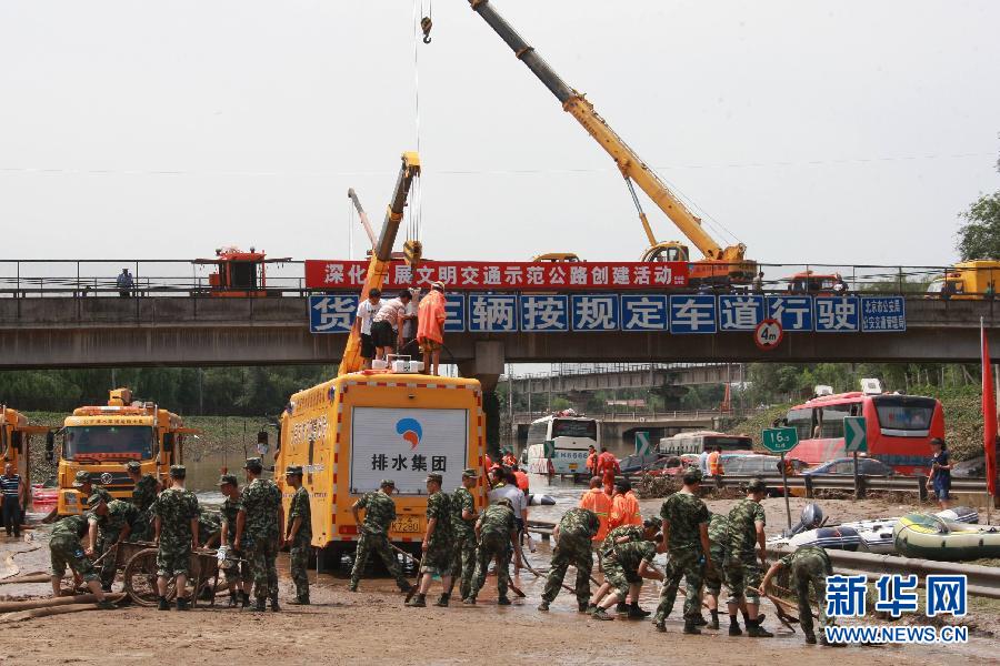 （社会）（1）救援人员向京港澳高速公路疏通发起最后冲锋