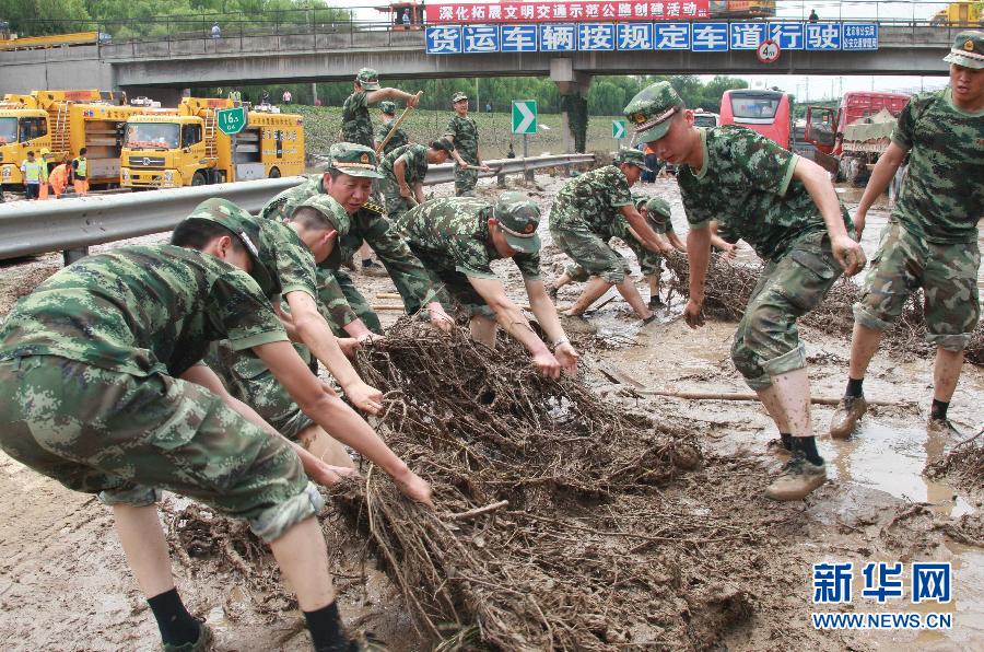 （社会）（4）救援人员向京港澳高速公路疏通发起最后冲锋