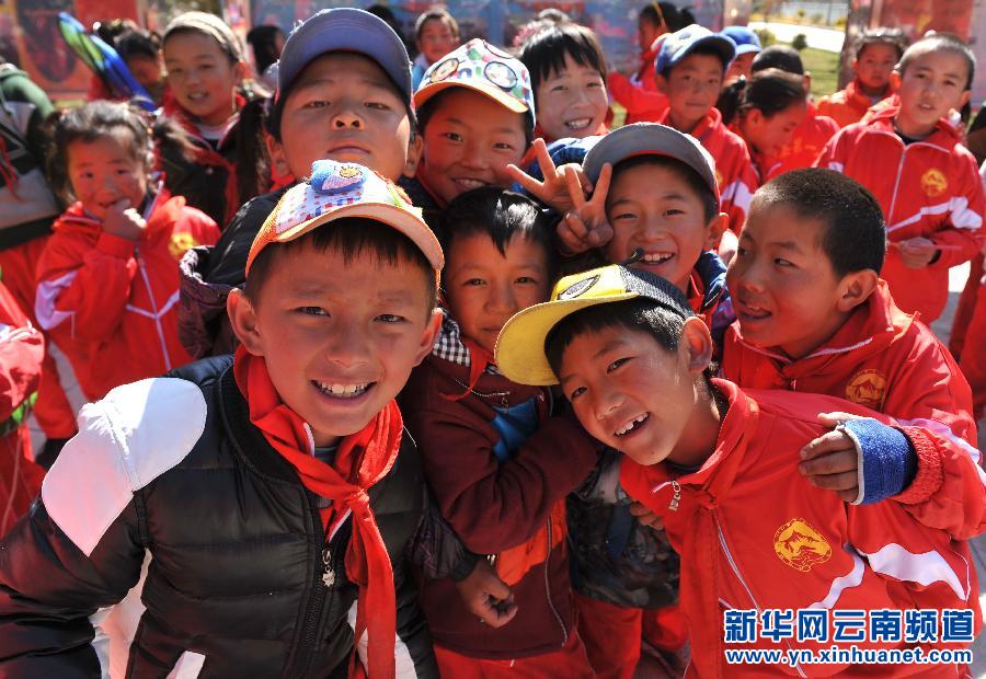  3月17日，云南省迪庆藏族自治州德钦县第一小学的孩子面对镜头露出笑容。新华社 蔺以光 摄