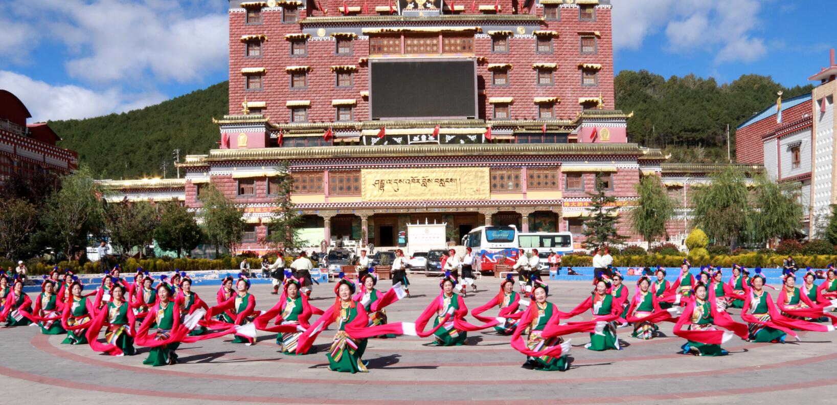 弦子舞展演在香格里拉市坛城广场举行