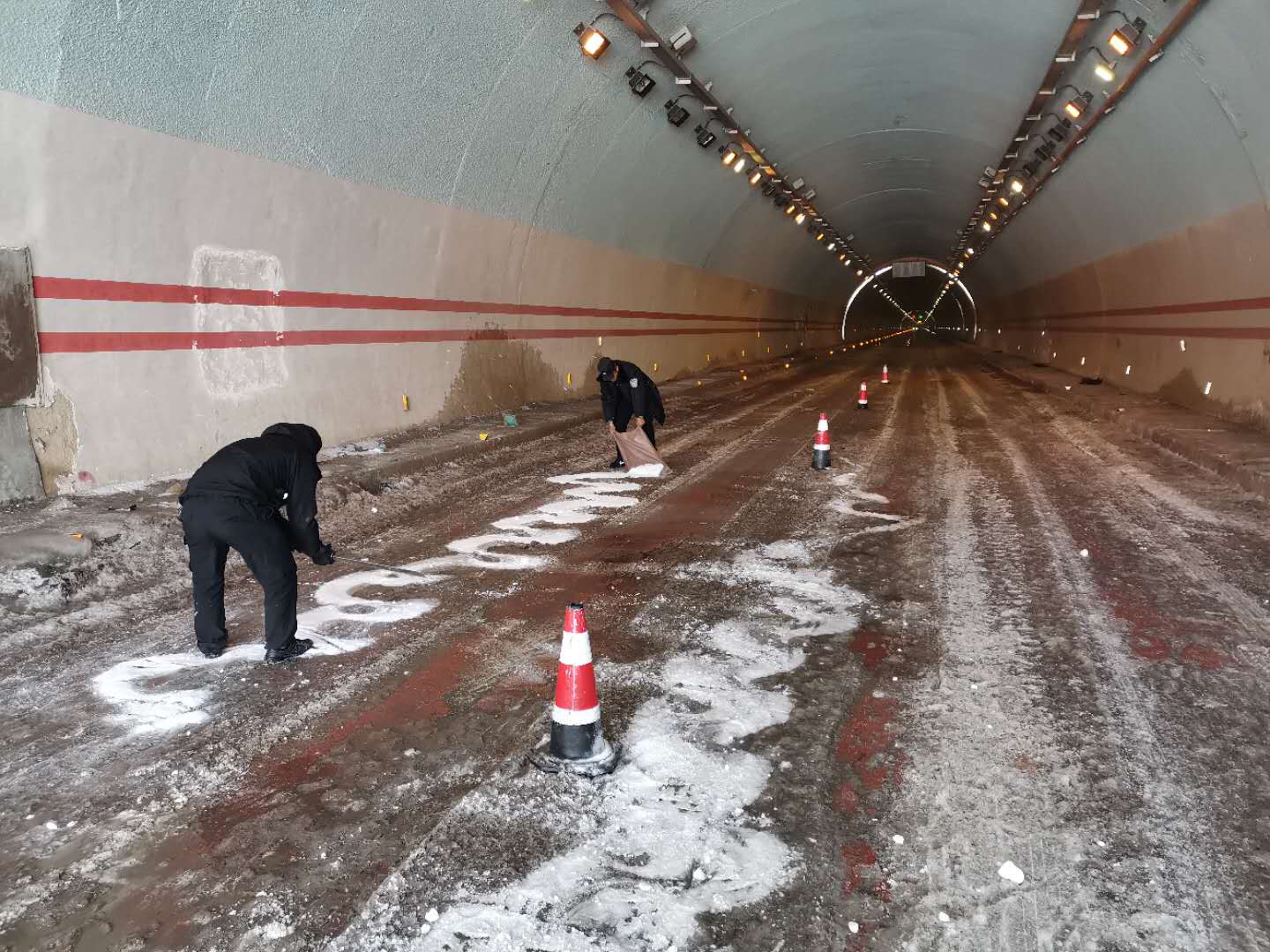 白马雪山隧道大面积结冰，德钦交警撒盐除冰保畅通