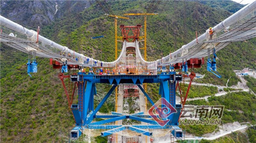 丽香铁路金沙江特大桥首片中跨钢桁梁架设成功
