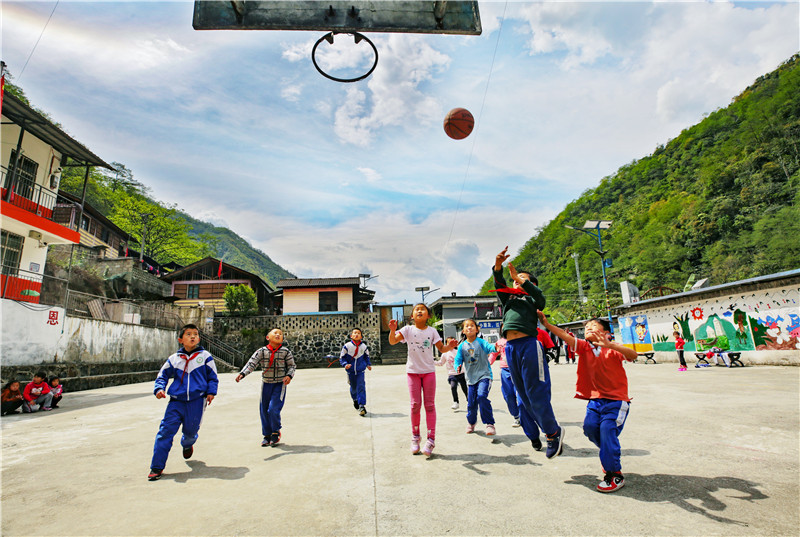 巴坡小学 孩子们打篮球（怒江报社 高玉生）.jpg