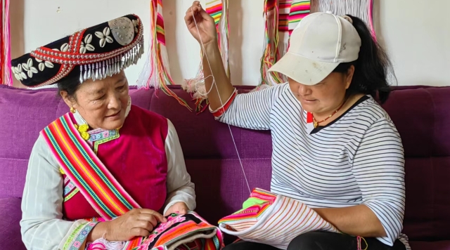非物质文化遗产代表性传承人教授村民傈僳族服饰刺绣技艺