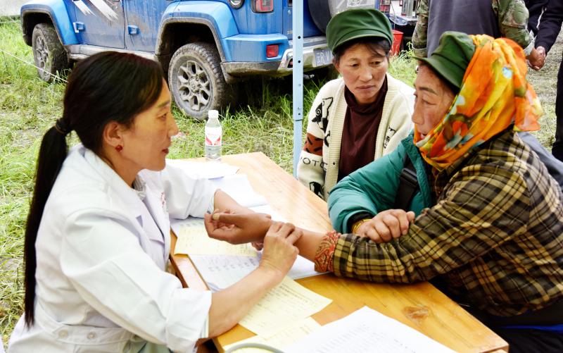州藏医院医护人员到香格里拉市格咱乡开展义诊活动