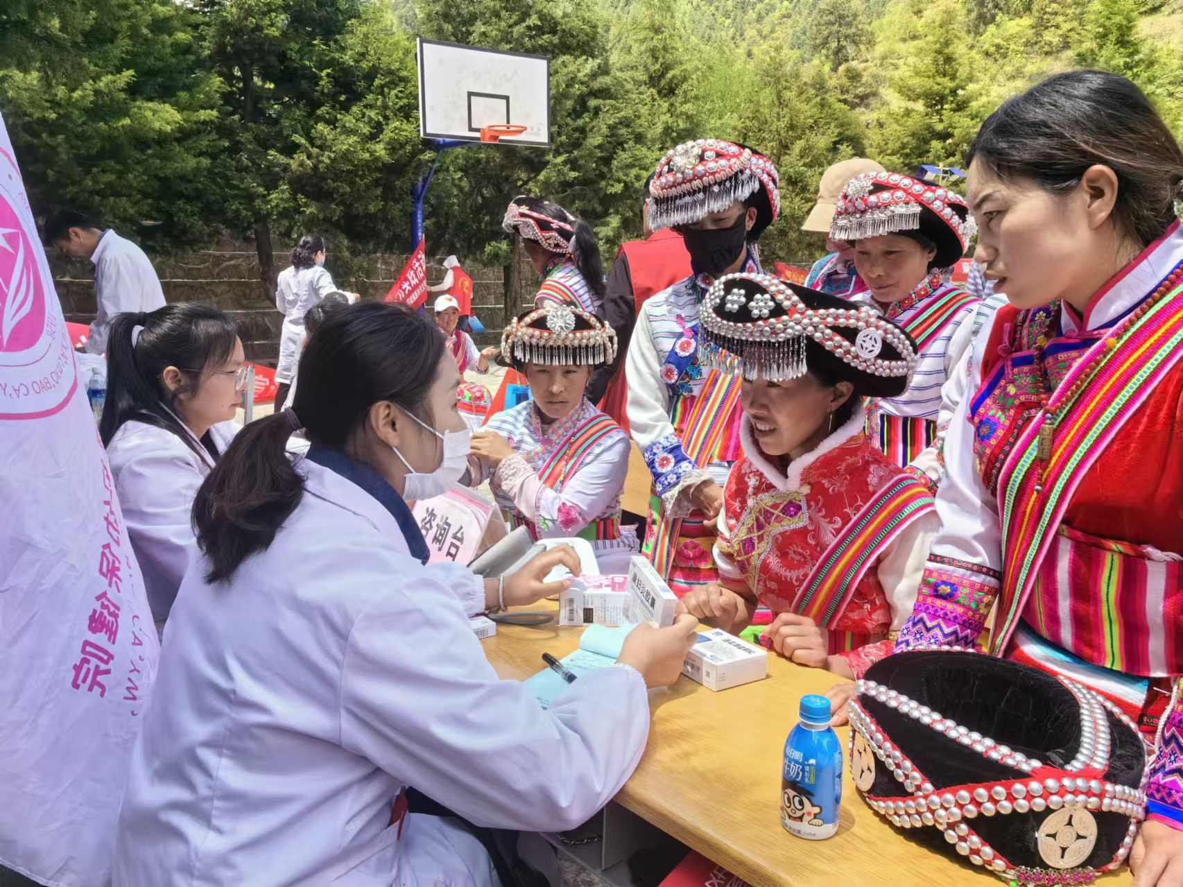 上海帮扶专家、维西县人民医院医师组成的先锋医疗队多次深入村组开展巡回医疗志愿服务活动