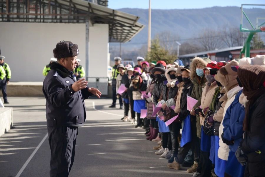 香丽高速公路交巡警大队深入香格里拉市小中甸镇团结村、和平村、联合村，开展“禁止行人上高速”主题宣传